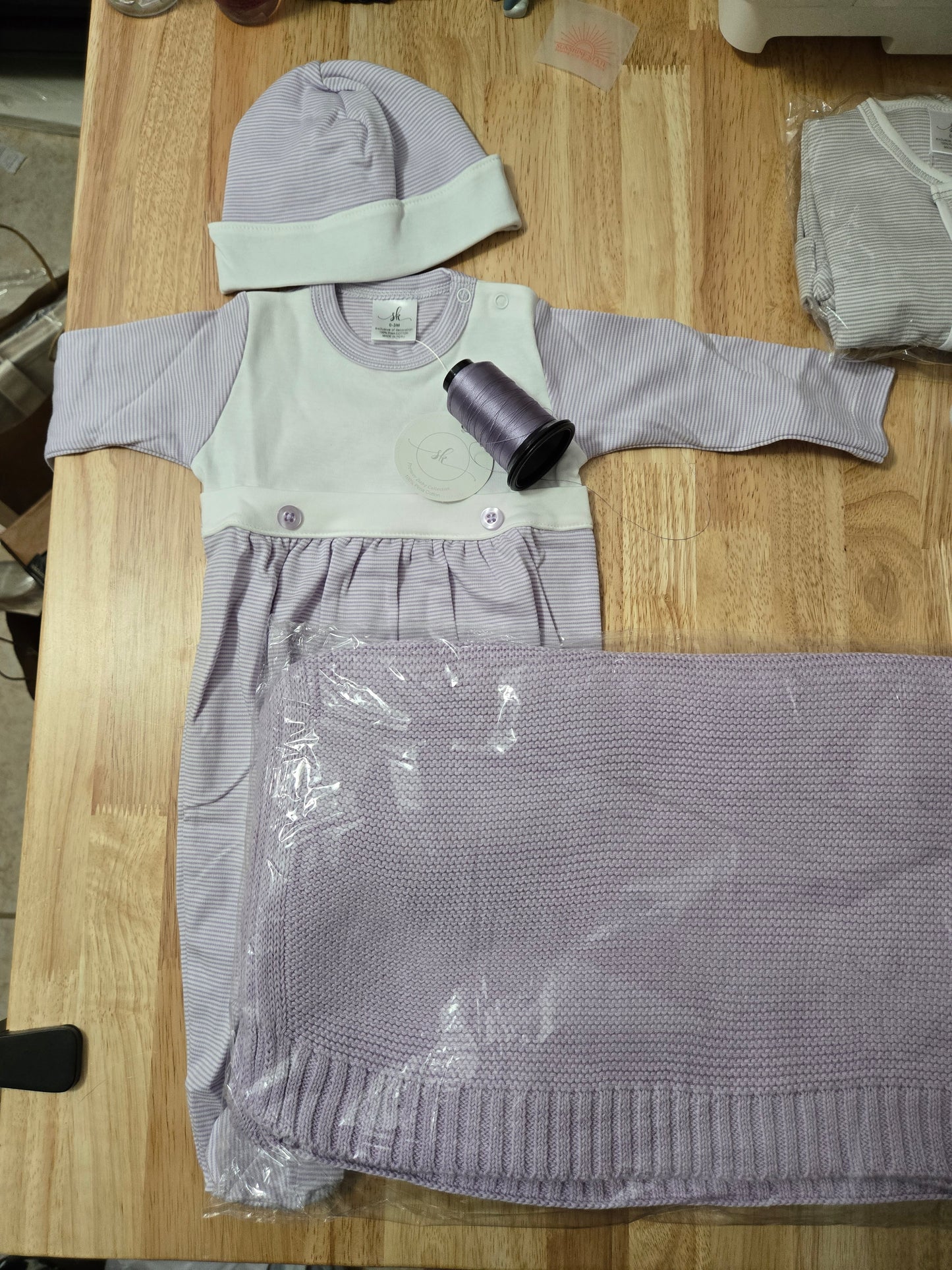 Custom Newborn Gift Set – Personalized Baby Blanket, Hat & Outfit Keepsake