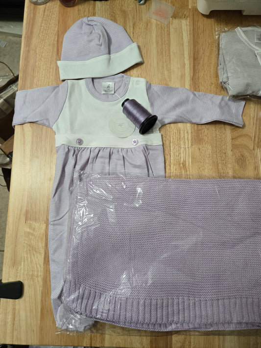 Custom Newborn Gift Set – Personalized Baby Blanket, Hat & Outfit Keepsake