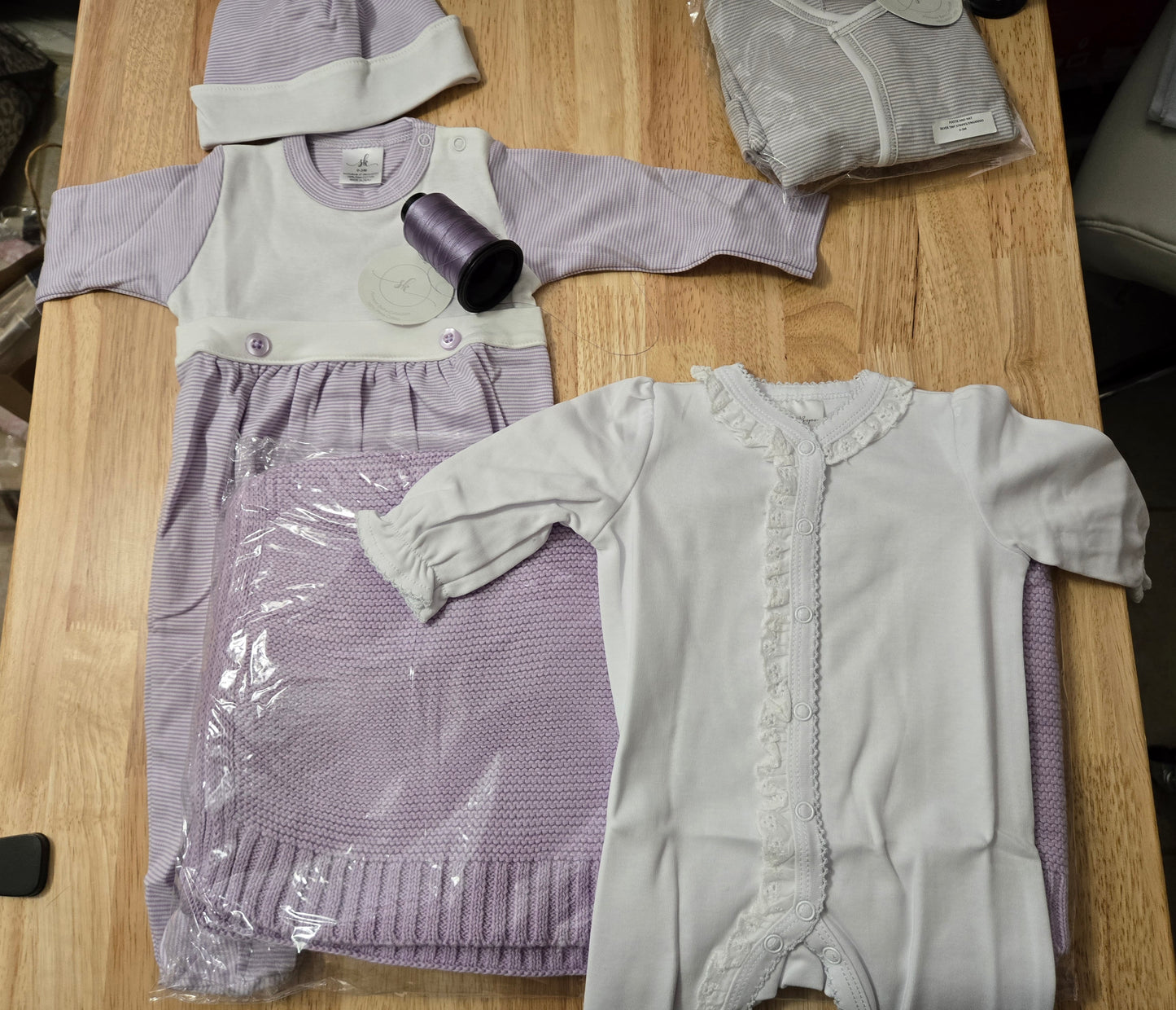 Custom Newborn Gift Set – Personalized Baby Blanket, Hat & Outfit Keepsake